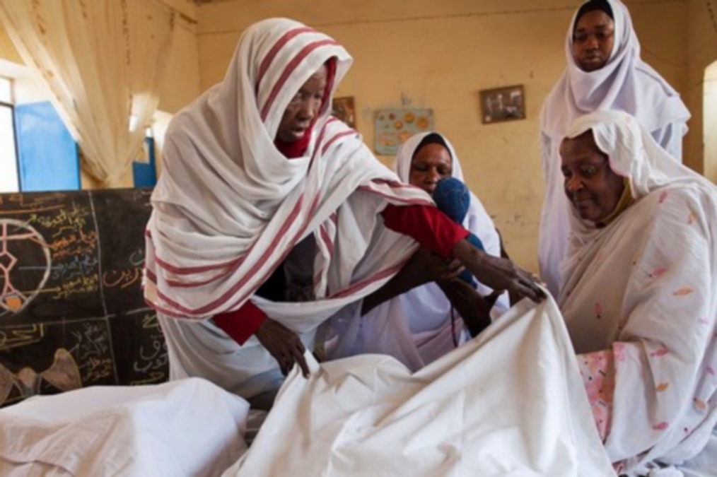 السودان يصادق على قانون تجريم “ختان الإناث”