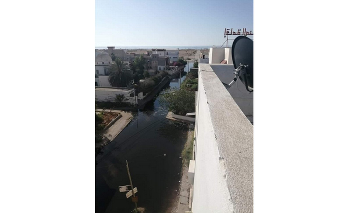 طريق  سيدي  منصور: تسرّب  كبير  لمياه  الاوناس ..والتدخل متواصل