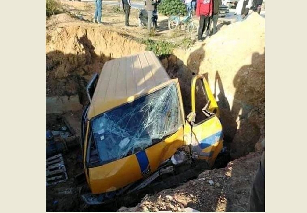 سقوط سيارة نقل جماعي متوجهة من المرناقية الى الدندان في حفرة أشغال