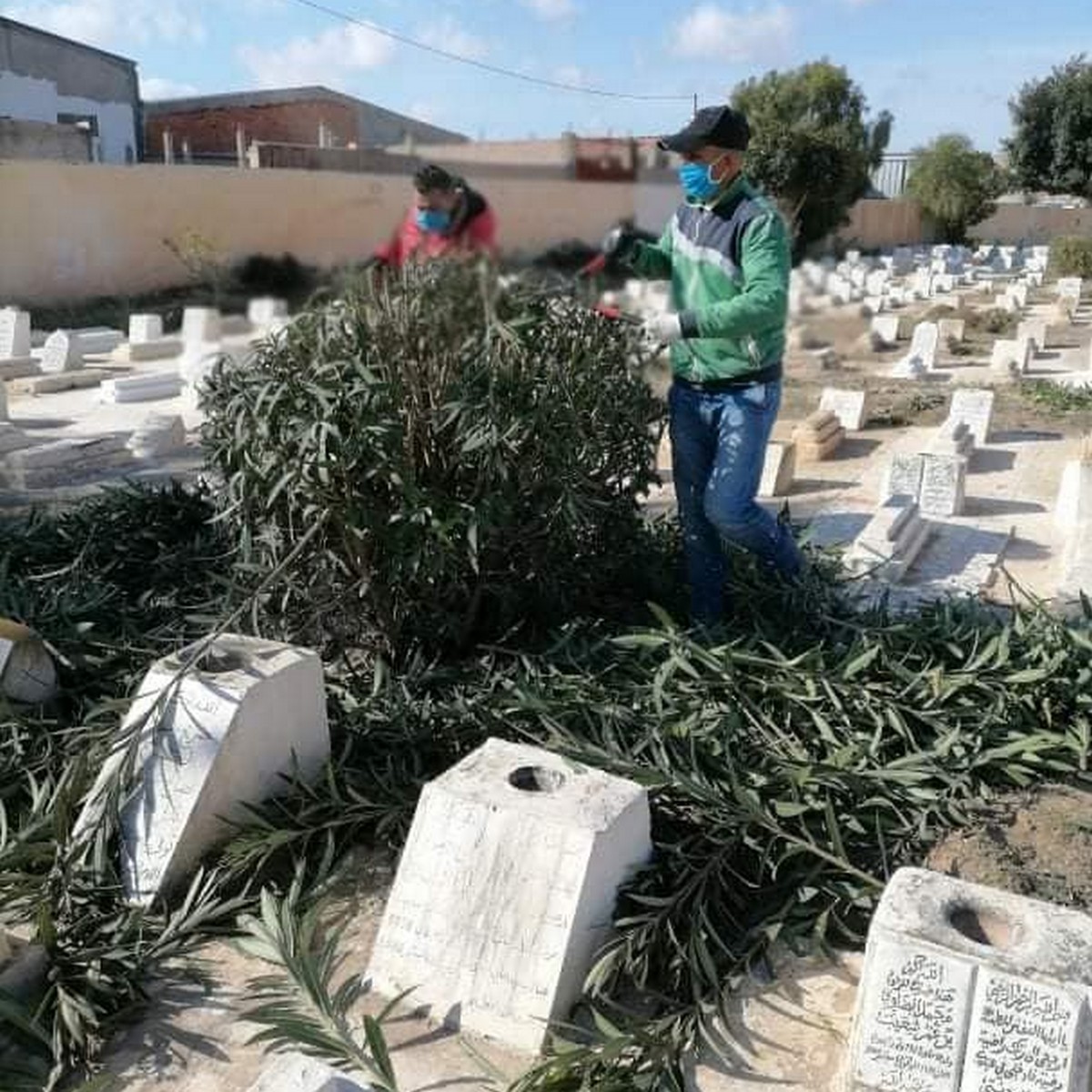 بلدية قرمدة تقوم بحملة نظافة للمقابر تحضيرا لاخر  رمضان