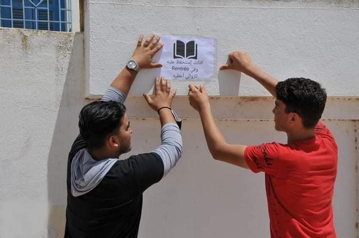صفاقس : تلميذان يطلقان حملة تحسيسية ضدّ تمزيق الكتب امام المعاهد