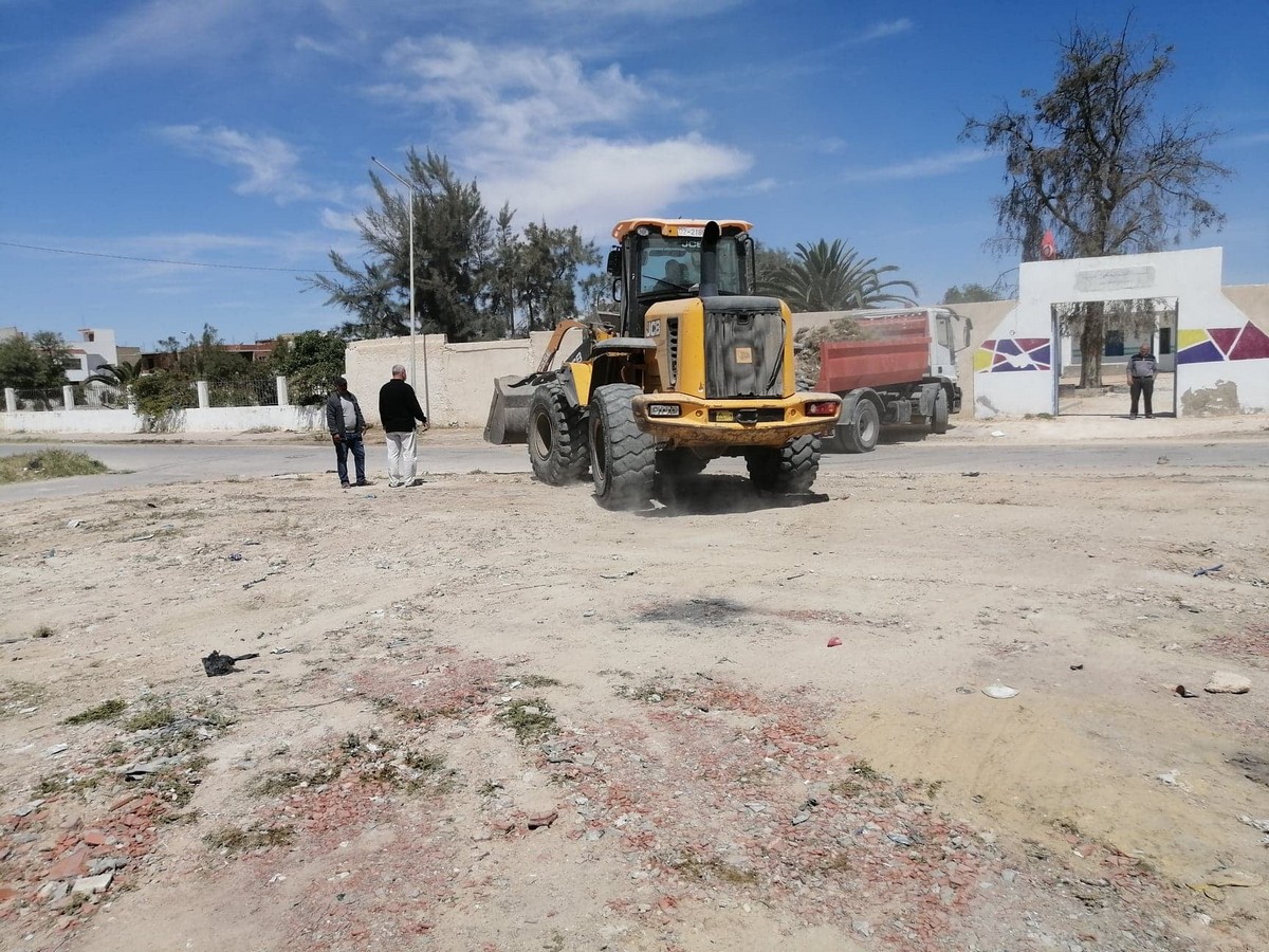 بلدية  صفاقس تقوم بحملة  نظافة في المدرسة التي تعرضت للحرق بسيدي منصور