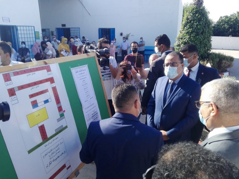 المشيشي يعاين انطلاق امتحان البكالوريا بمعهد الفارابي بالمرناقية