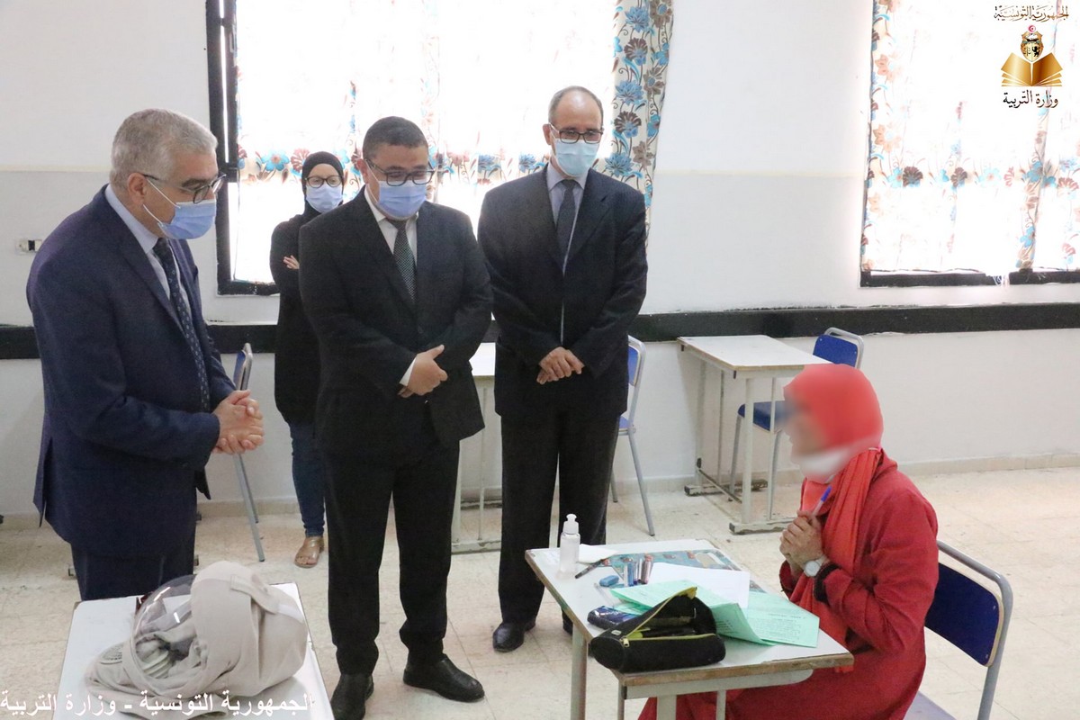 وزير التربية يزور تلميذة من أطفال القمر تجتاز امتحان البكالوريا