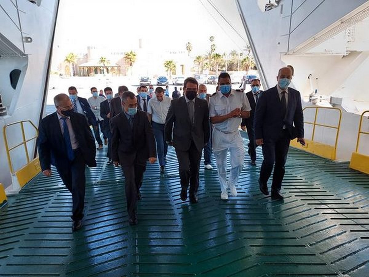 وزير النقل واللوجستيك يؤدّي زيارة إلى السفينة ” قرطاج” التابعة للشركة التونسية للملاحة