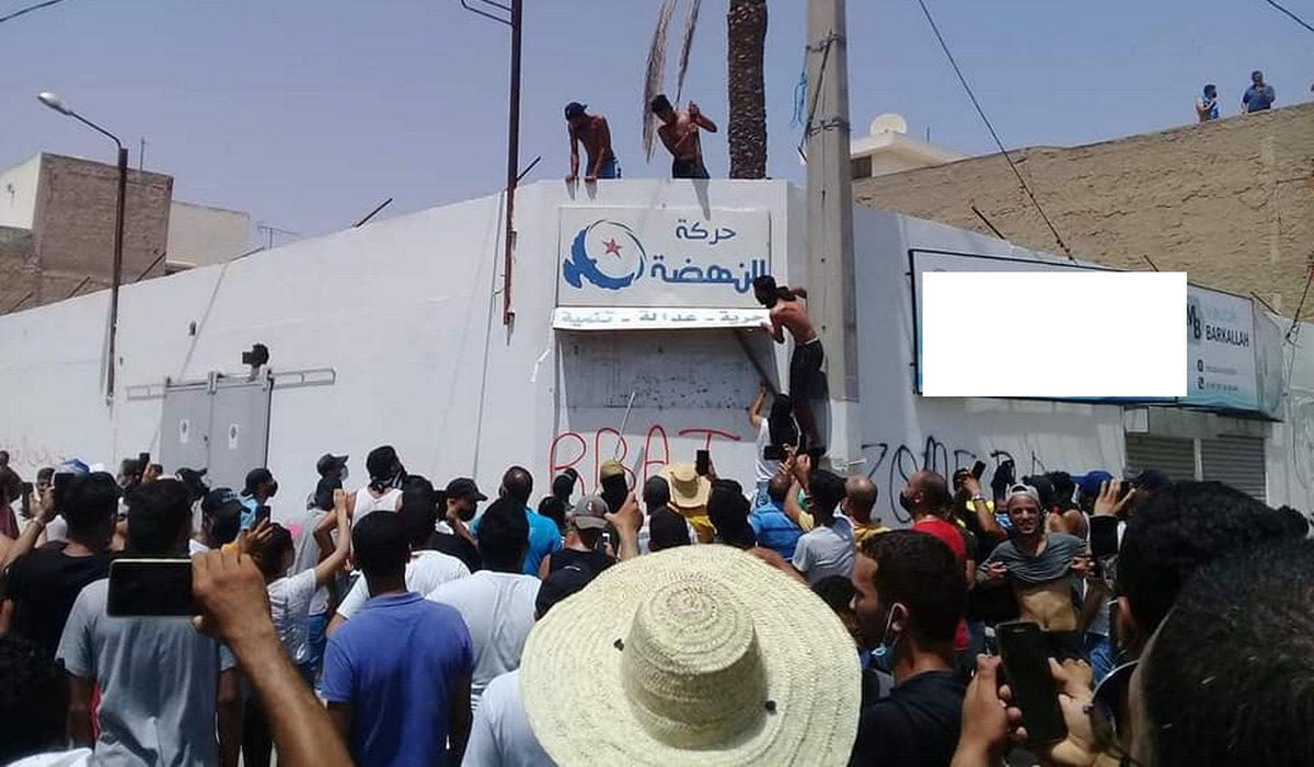 صفاقس مواجهات عنيفة بين المحتجين والأمن قرب مقر النهضة وإستعمال كثيف لقنابل الغاز