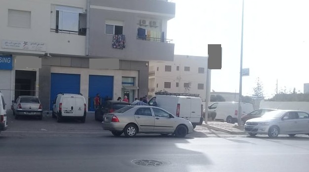 صفاقس في  الصباح  الباكر: طوابير امام البنوك زادها توقف الات  الصرف سوء