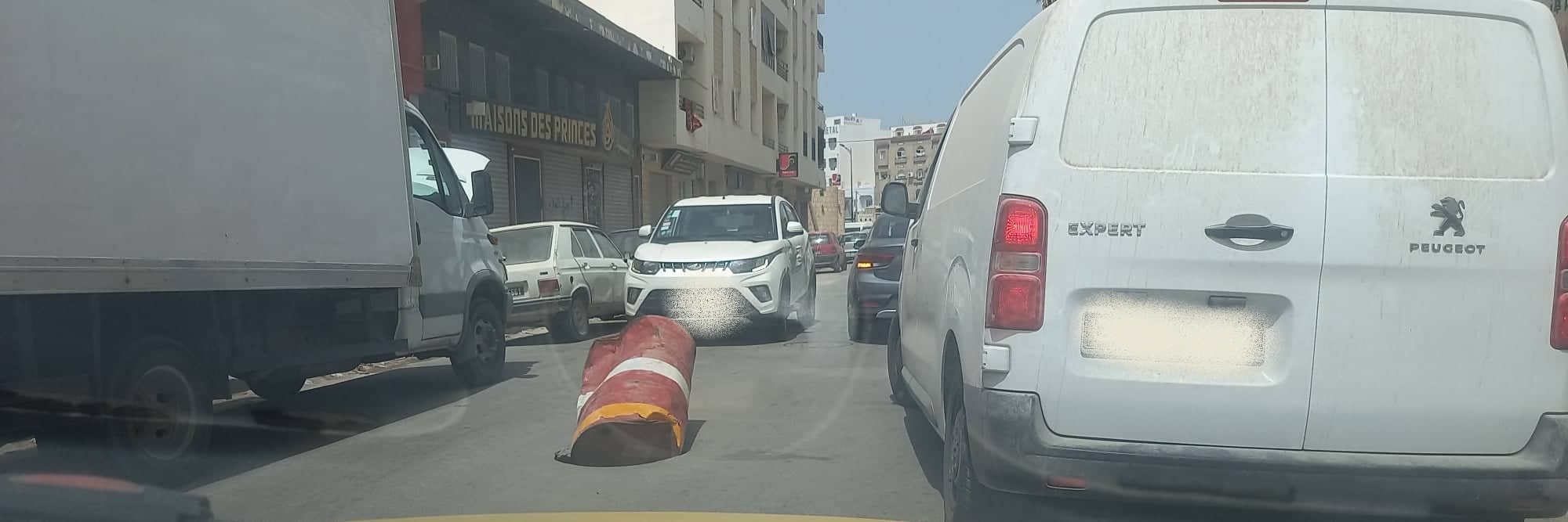 صفاقس: برميل كبير يحتل شارع 05 أوت ويتسبب في اختناق حركة المرور