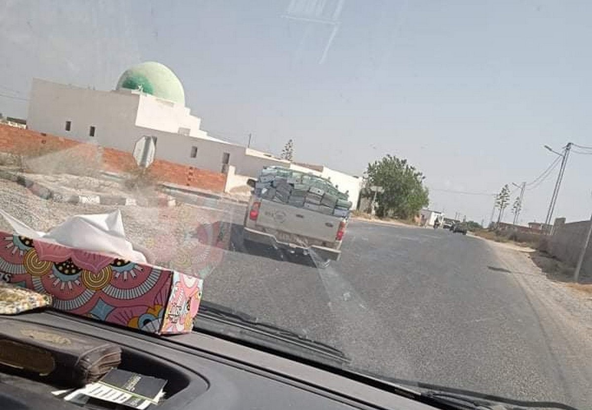 صفاقس : شاحنة محمّلة بصناديق الارشيف تدخل الطرقات الفرعية لمدينة العامرة