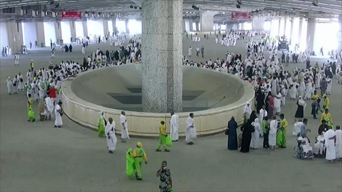 الحجاج يرمون جمرة العقبة في أول أيام عيد الأضحى