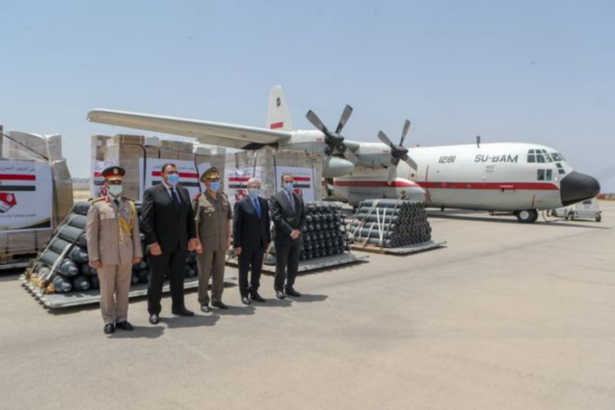 طائرتان عسكريتان مصريتان تحطان  بالقاعدة العسكية  بالعوينة
