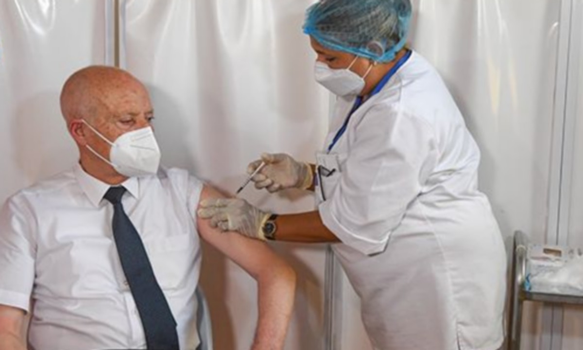 رئيس الجمهورية يتلقى الجرعة الأولى من اللقاح ضد كورونا