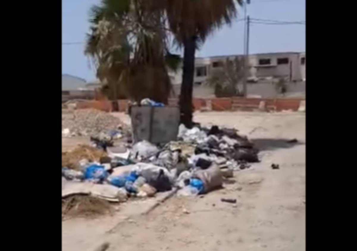 صفاقس : أوساخ تغزو طريق  المهديّة