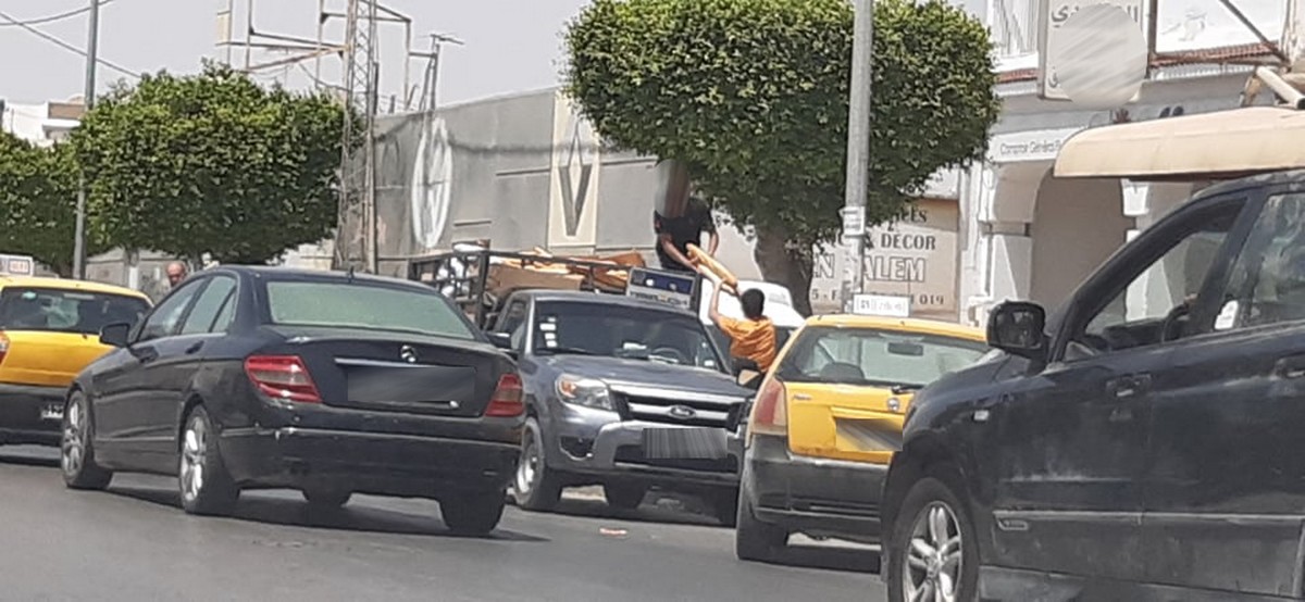 مخبزة بطريق قرمدة تبيع الخبز البارد لشاحنات قصد بيعها علفا للحيوانات