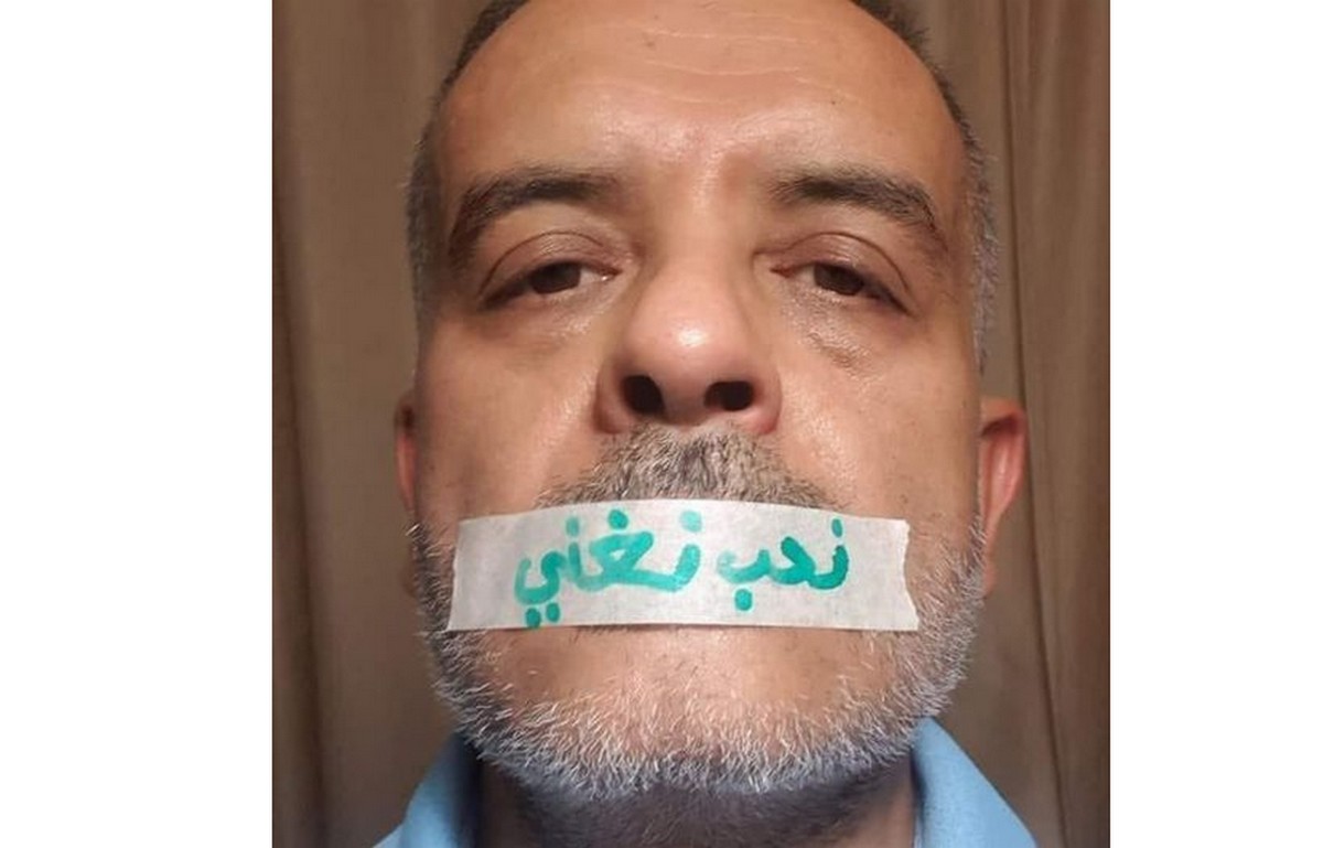 الفنان محمد الجبالي يحتج بطريقته الخاصة للمطالبة بعودة الفنانين إلى الغناء