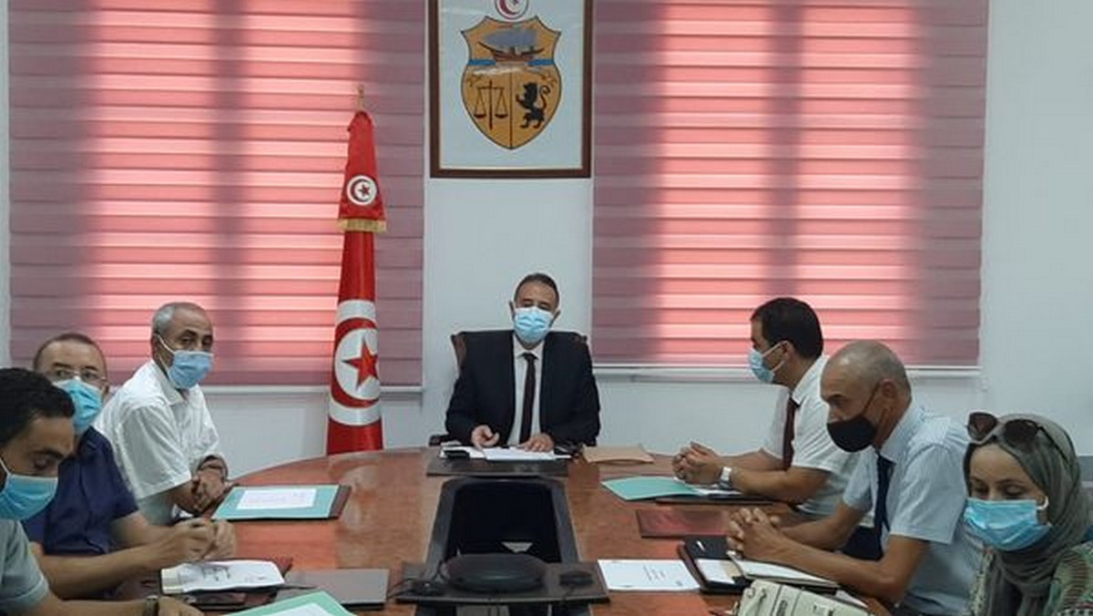 والي صفاقس  يشرف على جلسة عمل حول متابعة مشاريع التنمية المندمجة بالولاية