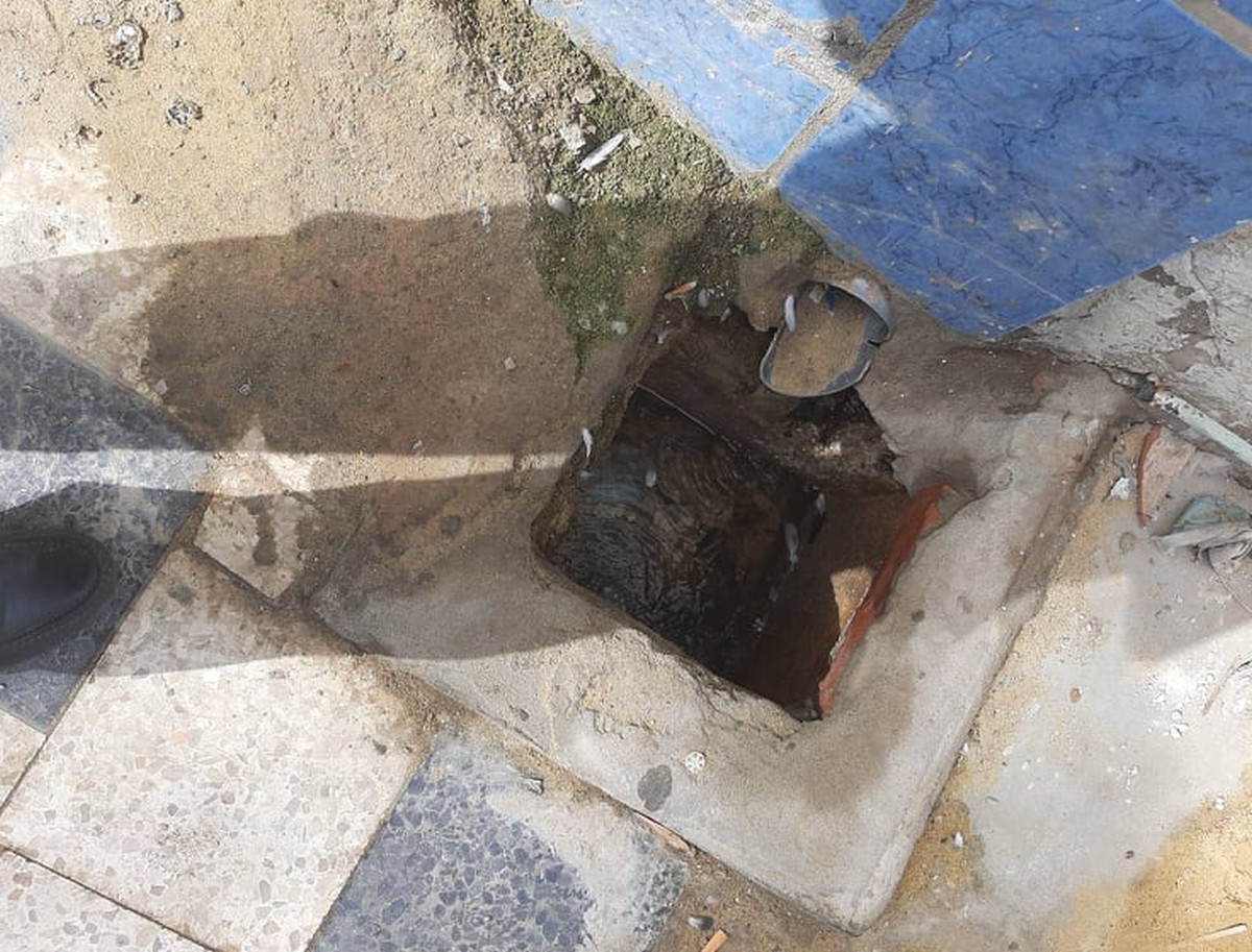 صفاقس : تسرّب  للمياه يحرم سكان عمارة بقلب باب بحر من  الماء