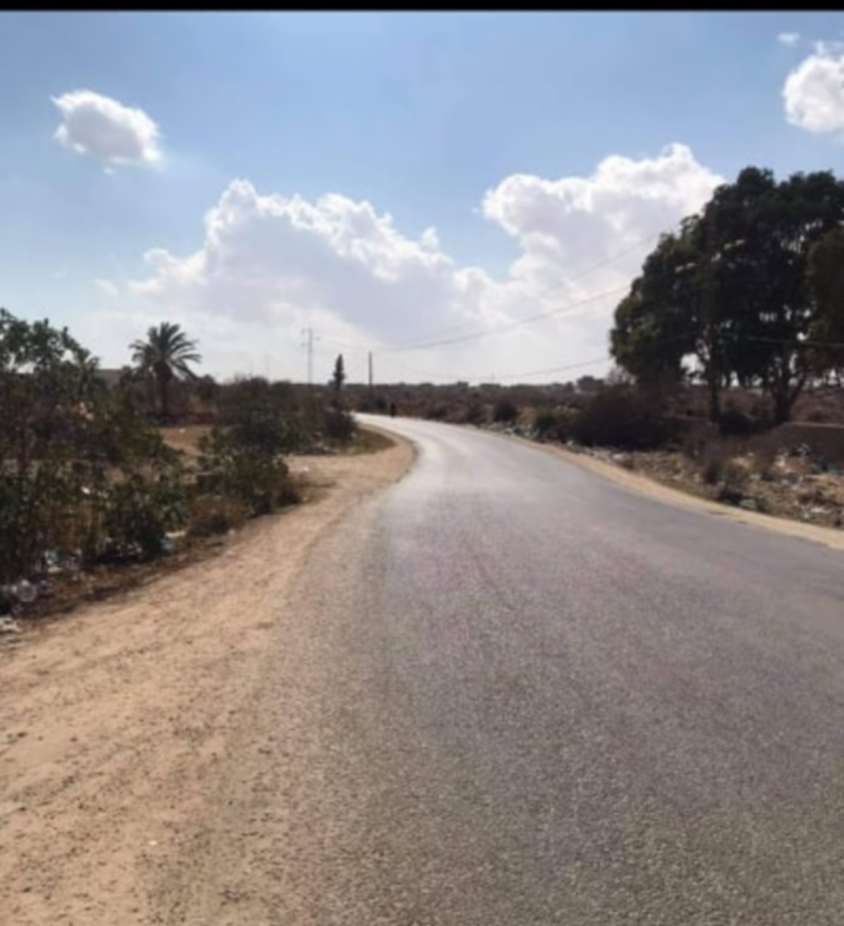 صفاقس بعض سائقي السيارات لا  يحترمون رداءة وضيق طريق سيدي عبيد …