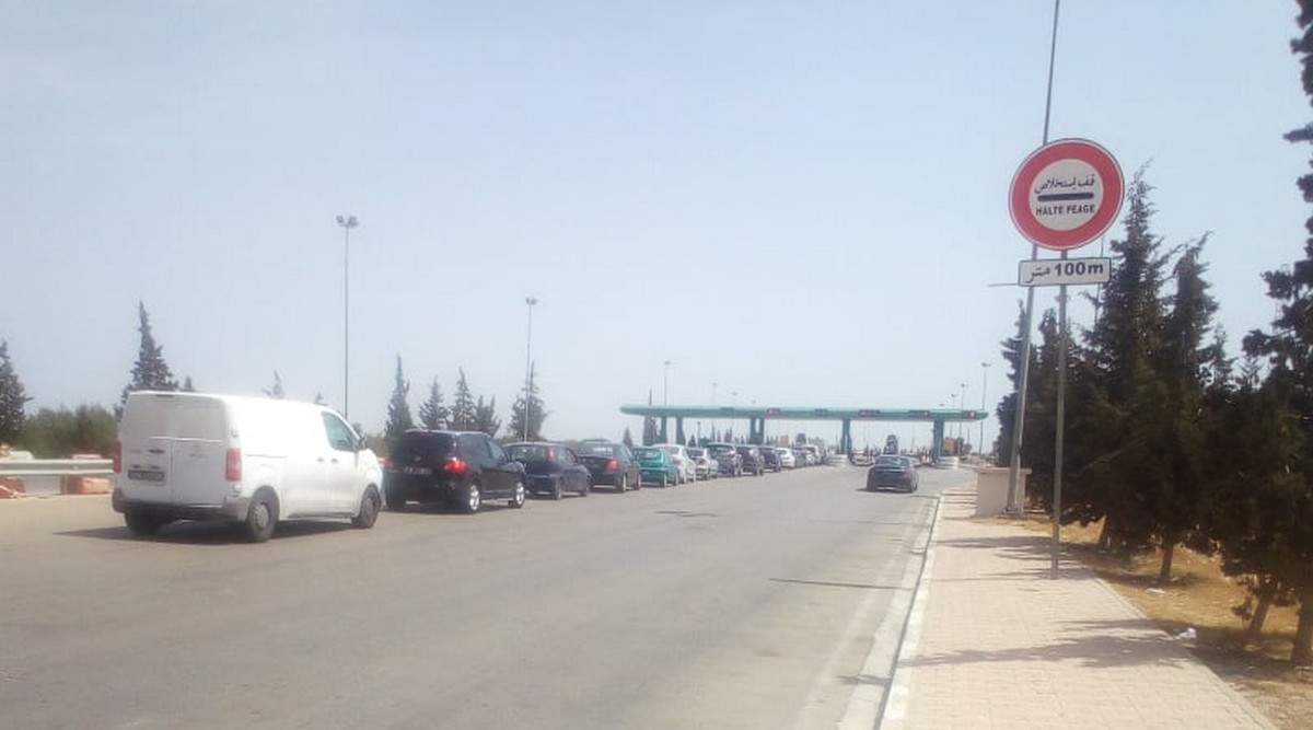 محطة  الاستخلاص  بصفاقس : صفوف طويلة ومعاناة كبيرة  تحت  شمس حارقة