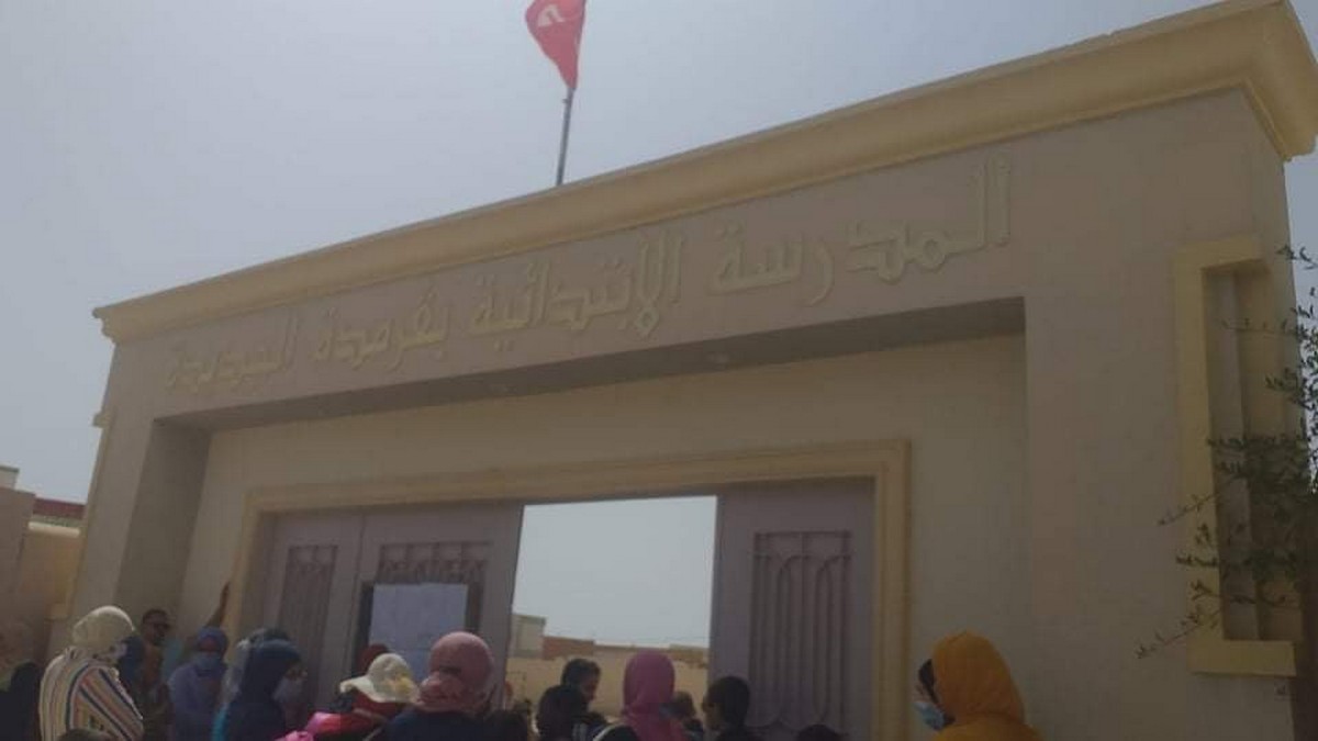 فضيحة بصفاقس : بالفيديو تلاميذ يزاولون  تعلمهم  في  هذا المكان