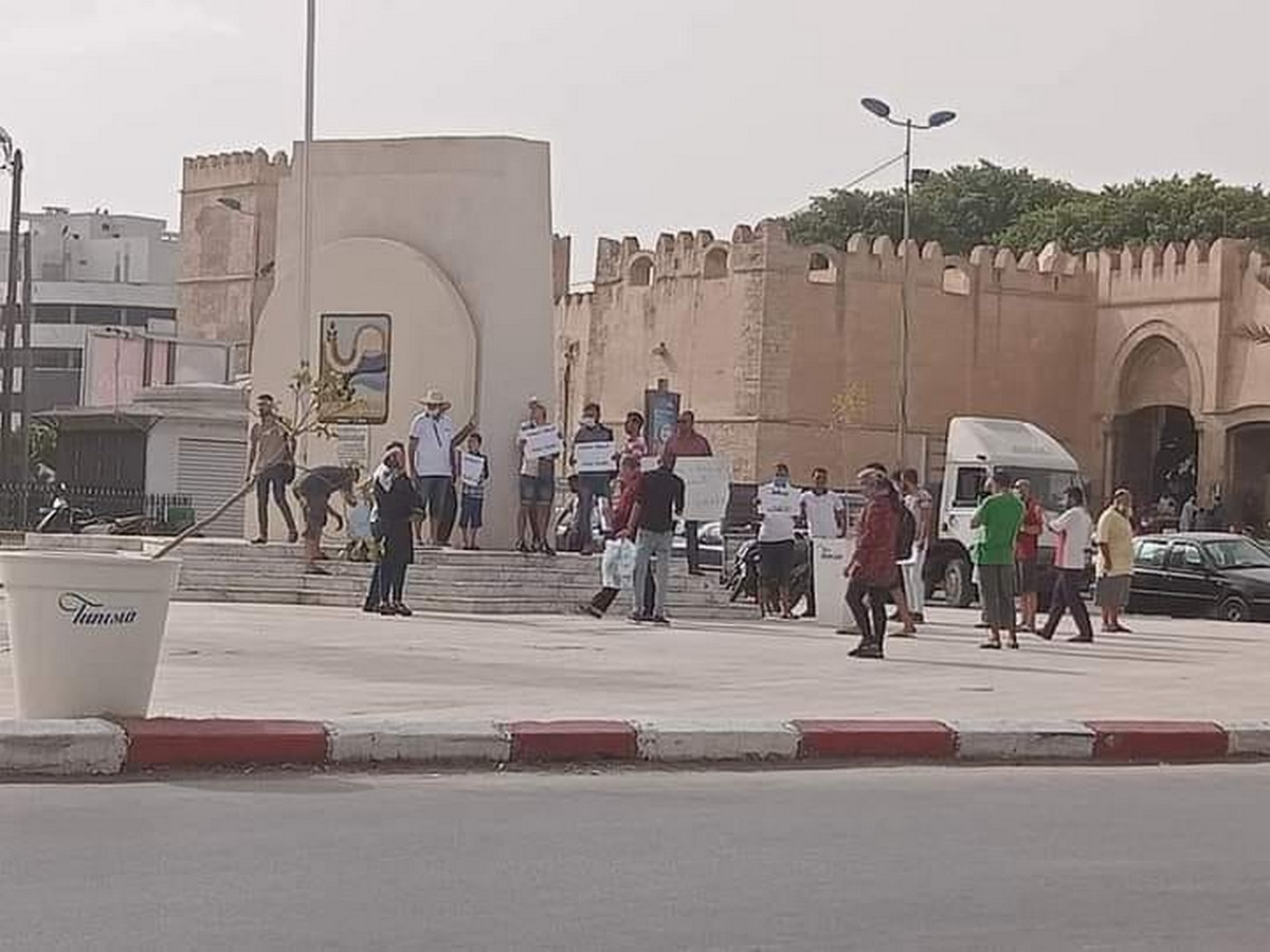 صفاقس : تجمع  بعشرات  الاشخاص  يطالبون  قيس  سعيد  بالتراجع