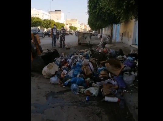 صفاقس:معاناة  كبيرة  لاعوان النظافة لرفع الاف الاطنان من  القمامة المتعفّنة