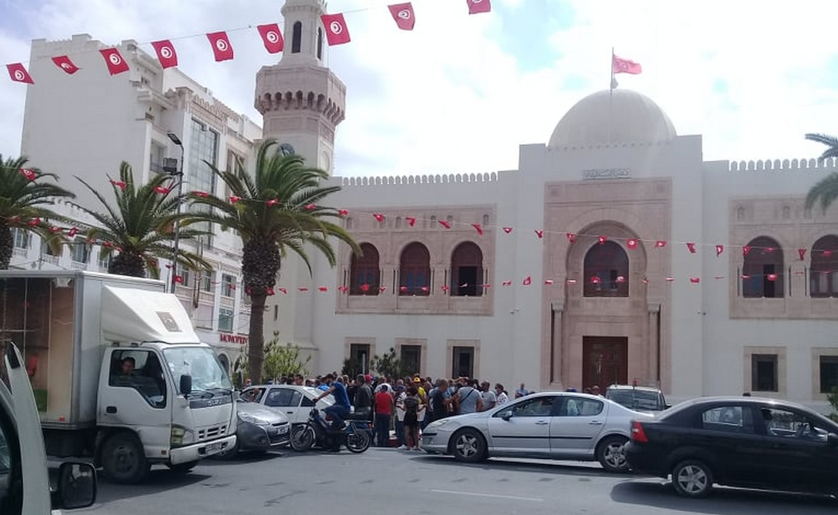 صفاقس ايقاف العمل في البلدية بسبب الاعتداء على أحد الأعوان