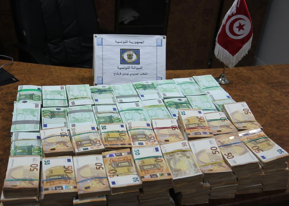 حجز مبلغ من العملة الاجنبية بقيمة 4.9مليون دينار بمطار تونس قرطاج
