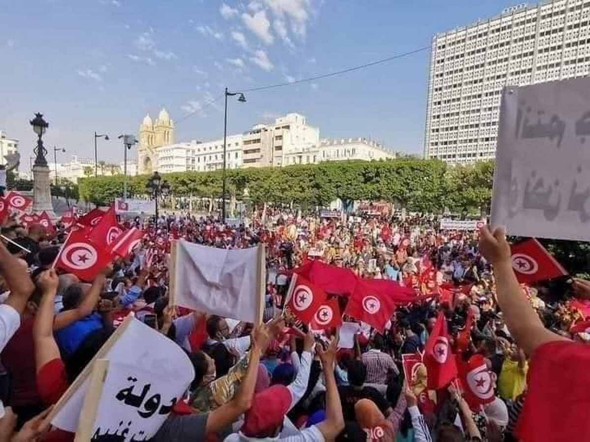 مسيرات  حاشدة  في  كامل  انحاء  الجمهورية مساندة  لقرارات  قيس  سعيّد