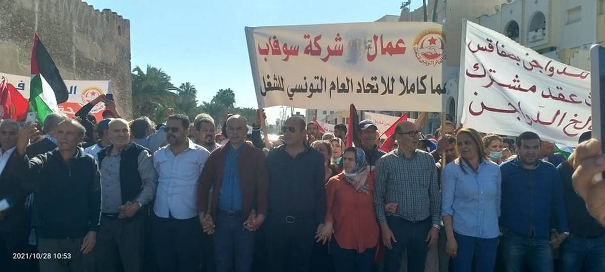 تجمّع  عمّالي  كبير صباح  اليوم  امام مقر  الاتحاد الجهوي  للشغل  بصفاقس