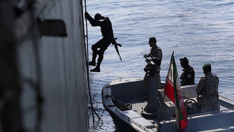 الحرس الثوري الإيراني يعلن احتجاز سفينة أجنبية في الخليج تهرب الوقود