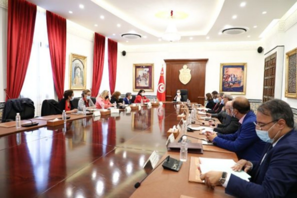 رئيسة الحكومة تجتمع بعدد من المديرين العامين والمسؤولين عن الهياكل الراجعة بالنظر لرئاسة الحكومة