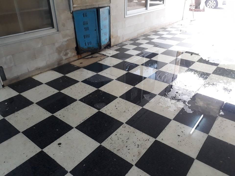 عاجل: تسرب مياه كبير بإحدى عمارات باب بحر وما من مجيب