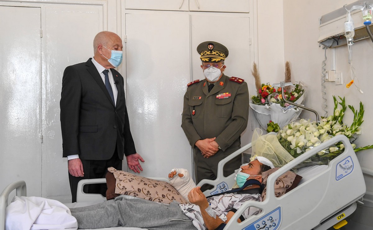 رئيس  الدولة  يزور الاستاذ الصحبي سلامة  في  المستشفى  العسكري