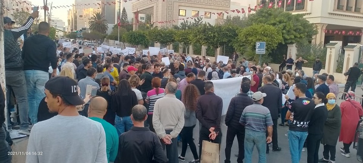 مشاركة ضعيفة في  الوقفة  الاحتجاجيّة “يزّينا ما  سكتنا “