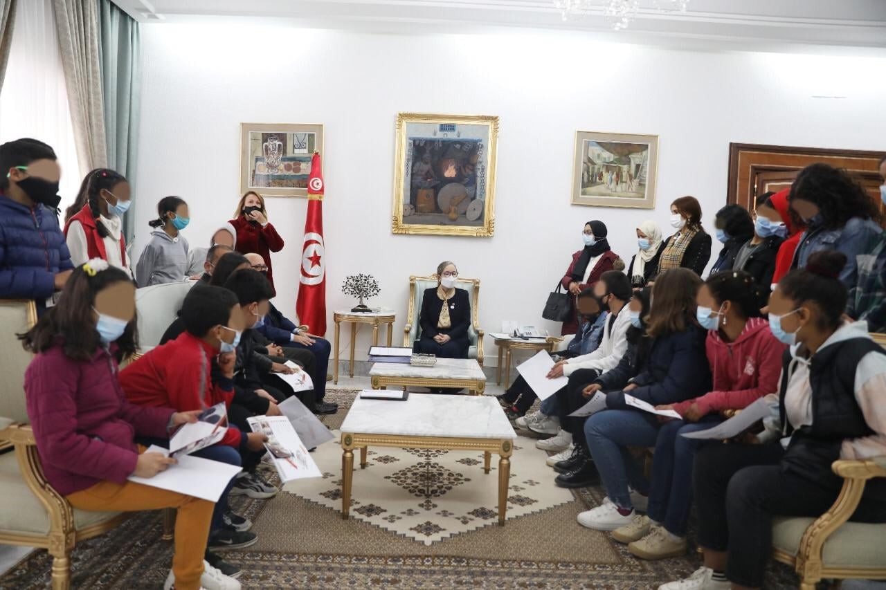 رئيسة الحكومة تلتقي عددا من أطفال المراكز المندمجة للشباب والطفولة