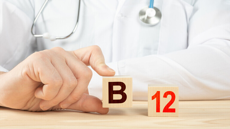 علامة منذرة لنقص فيتامين B12 في الساقين يمكن أن تحدث “فقط في الليل”