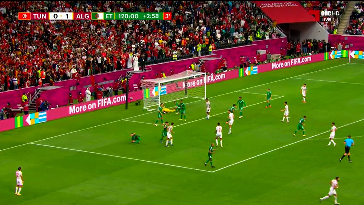 المنتخب  الجزائري  بطل  العرب بفضل  حنكة  مدربه والروح  القتاليّة