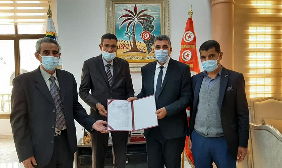والي  صفاقس  ينظر في  مشروع  بناء مدرسة ابتدائيّة جديدة بالصخيرة