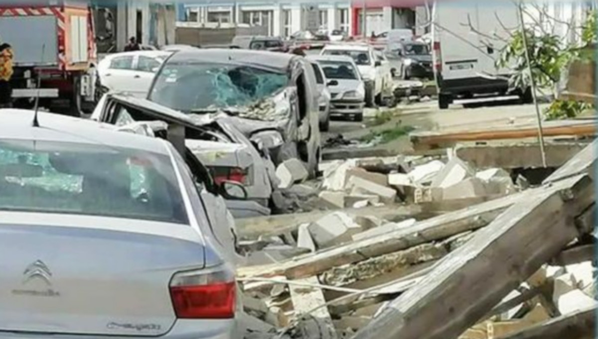 انهيار حائط  في  العاصمة يلحق  اضرارا  بعدد  من  السيارات
