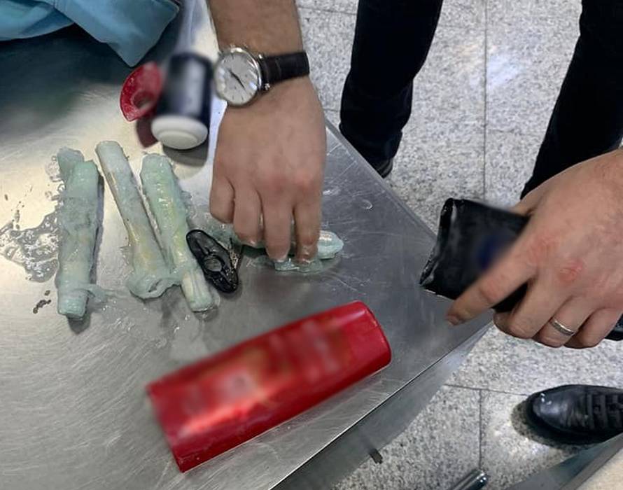 مطار قرطاج: مصالح الديوانة تحبط محاولة تهريب مبلغ من العملة الأجنبية مخفي داخل علبة “شامبو”