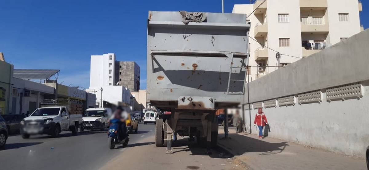 طريق قرمدة صفاقس: عربة مجرورة مهملة في جنب الطريق تعيق حركة المرور