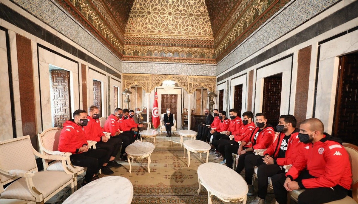 رئيسة الحكومة تستقبل منتخب كرة القدم