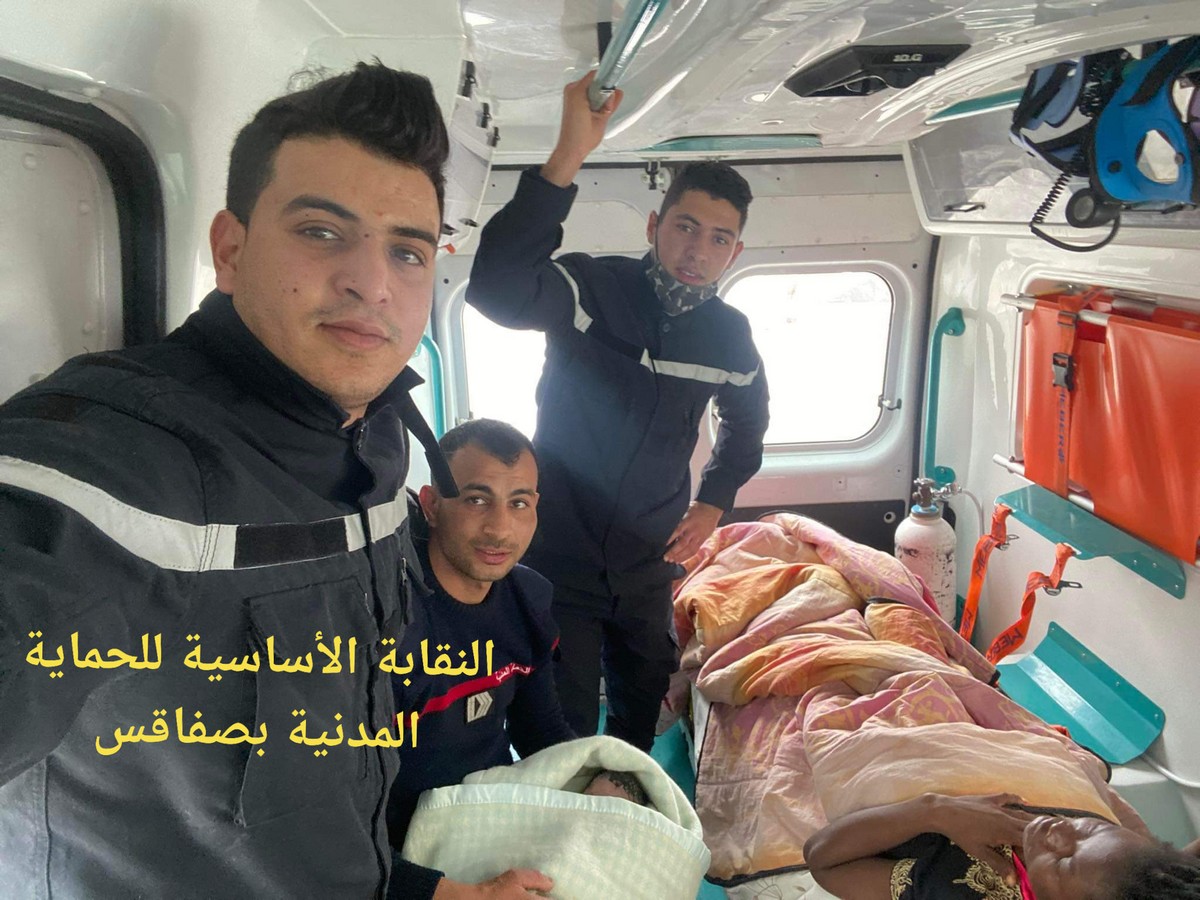 فريق الاسعاف  بالحماية  المدنيّة بصفاقس  يقوم بتوليد مواطنة افريقية