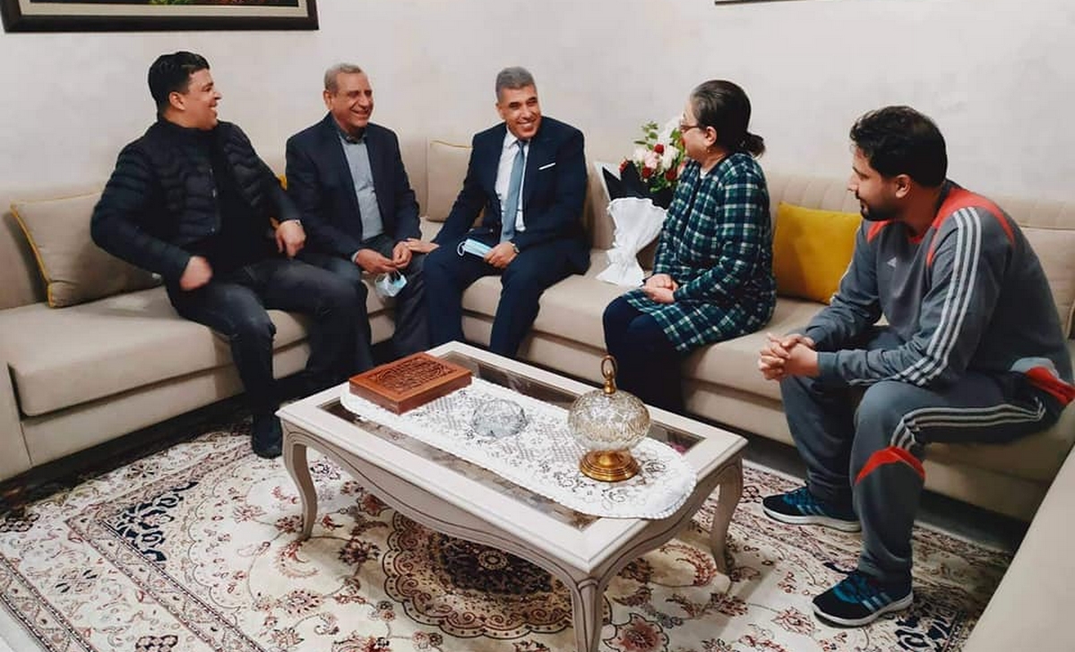 والي صفاقس في منزل فقيد الكرة التونسية حمادي العقربي