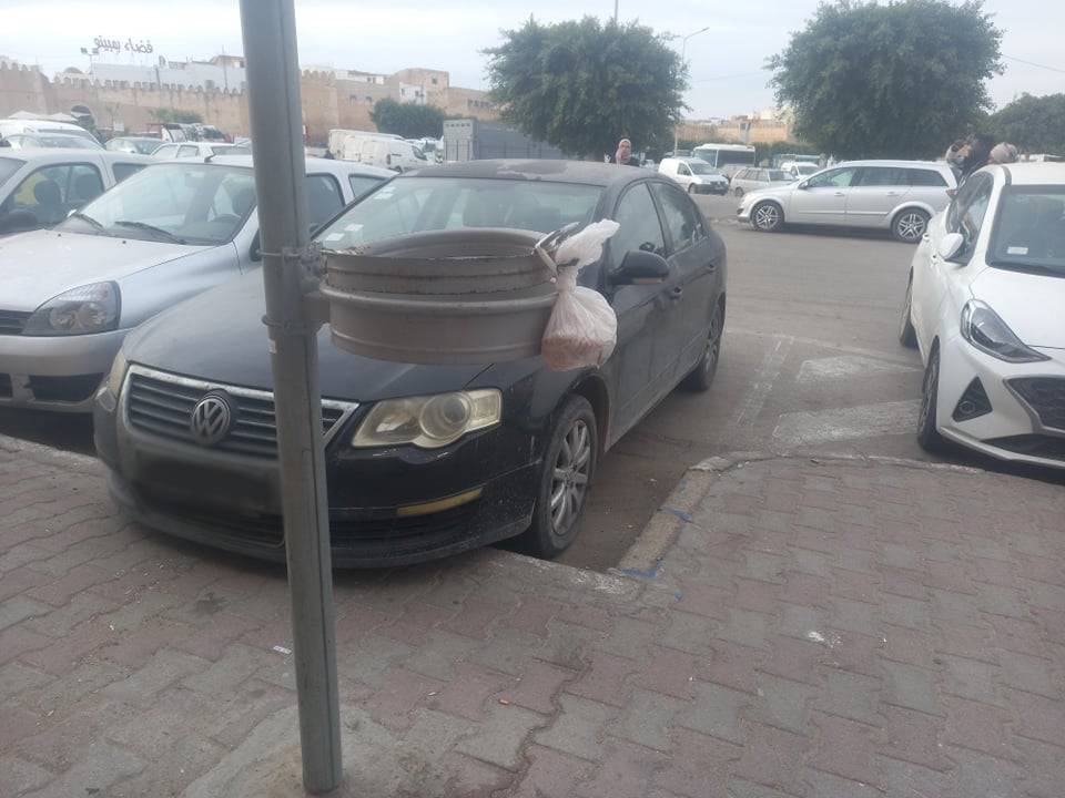 باب المدينة صفاقس: غابت الأكياس البلاسيكية عن أطواق القمامة فانتشرت الفضلات