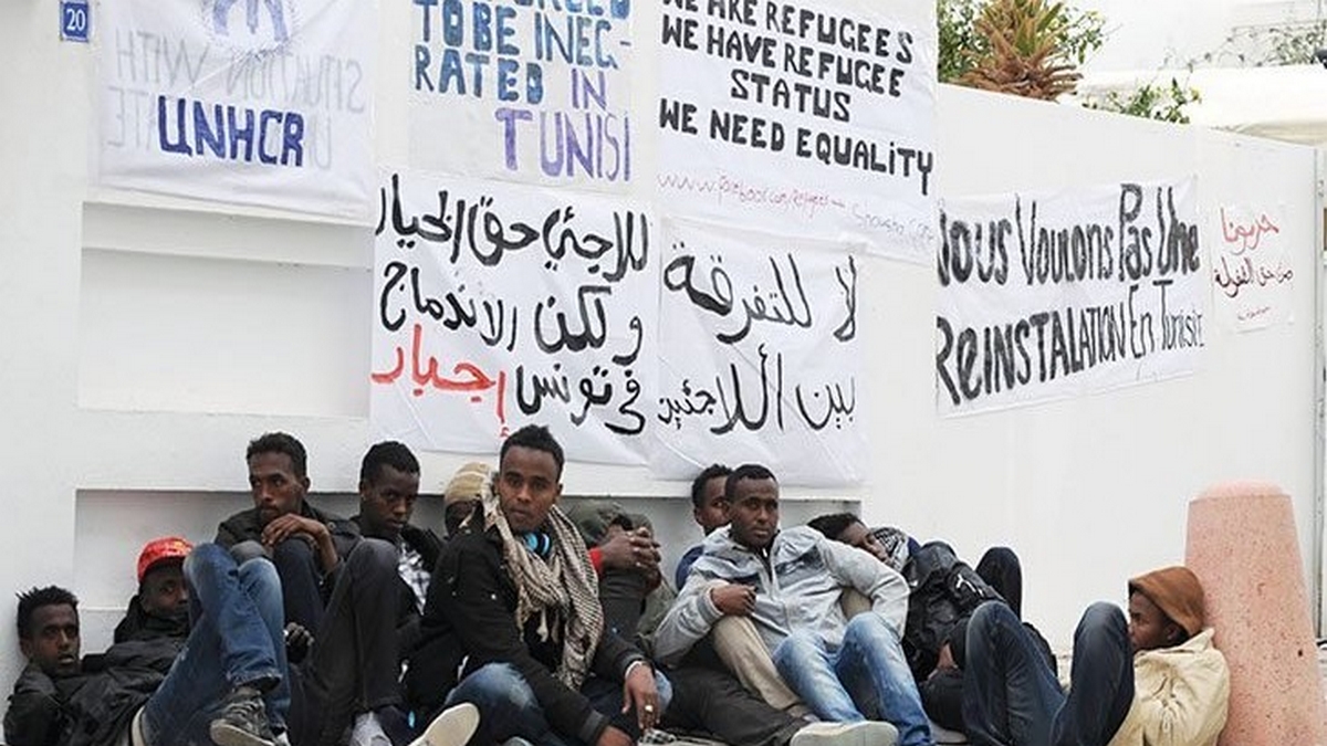 عدد من اللاجئين ينفذون وقفة احتجاجية أمام مقر المفوضية السامية للاجئين.