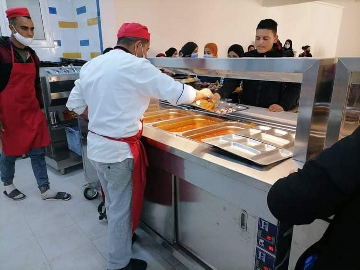 جميل بعث مطعم مدرسي  …والاجمل توفير الموارد البشريّة لكي يعمل …الازهرالتونسي
