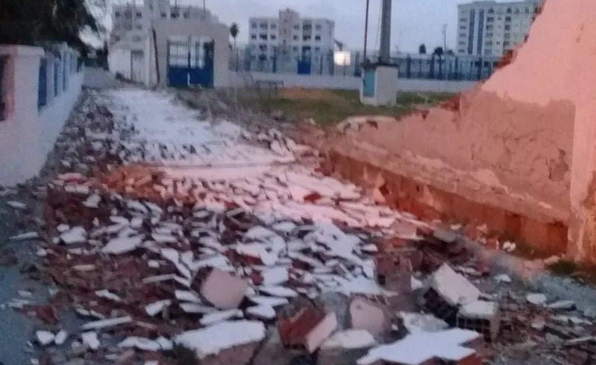 سقوط جزء من سور ملعب مصطفى بن جنات بالمنستير نتيجة الرياح العاتية