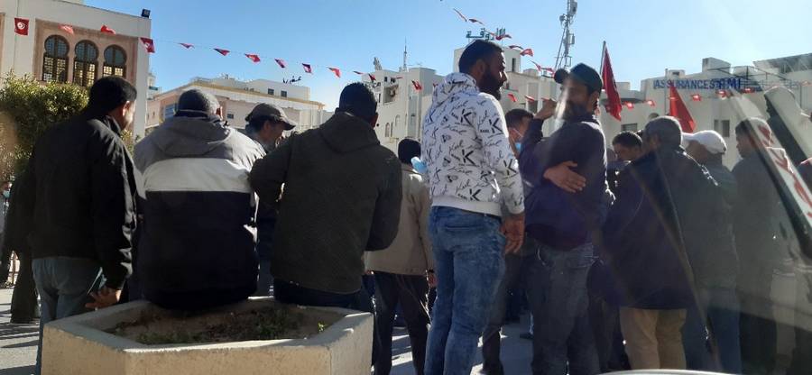 إحتجاج أعوان وإطارات محطة القرضاب لإنتاج الغاز بتطاوين.